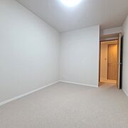 洋室は子供部屋にもちょうどいいサイズ感。 