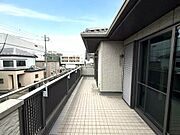 家族全員分の布団もゆったり並べられる広々バルコニー！ 