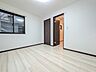 寝室：白を基調とした内装にダークカラーの建具が映え、空間全体がすっきりと洗練された印象を与えます 