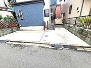 マイカースペースを1台分確保。現地で車幅と共にご確認ください。 