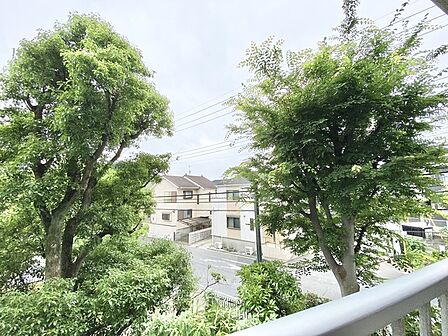 車通りの少ない閑静な住宅地、のびのびした子育てに適します。 