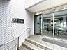 エントランス：マンションエンブレム