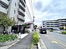 外観：前面道路含む現地写真 