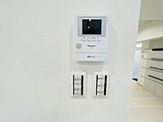 お子様のお留守番にも安心、訪問者を確認できるＴＶモニター・インターホン付き。 ※空室時の写真です。 