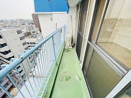 バルコニーの目の前に建物がないので、日差し遮るものがなく、陽当たり良好です