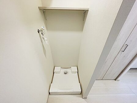 防水パン、洗濯用水栓あります。 ※空室時の写真です。
