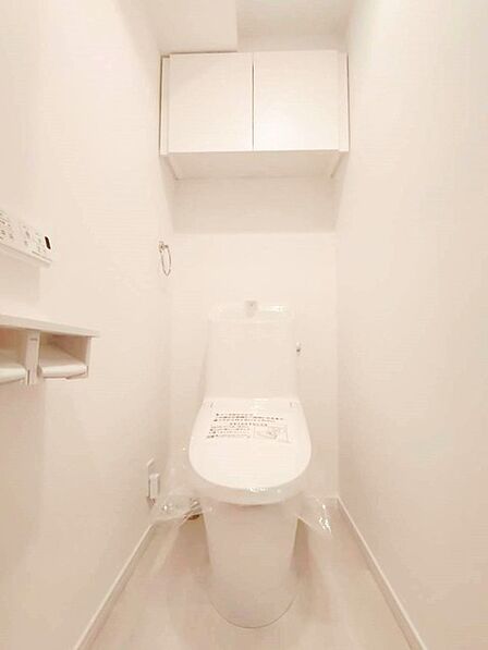 トイレはやっぱり白が1番落ち着きますね。もちろん衛生面でも嬉しいウォシュレット機能付きです。