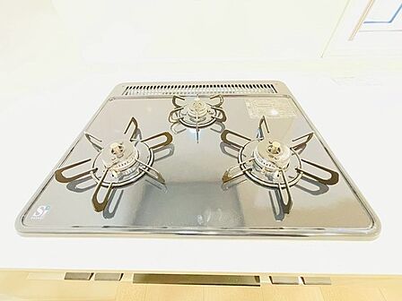 お掃除のしやすいフラットタイプの3口コンロです