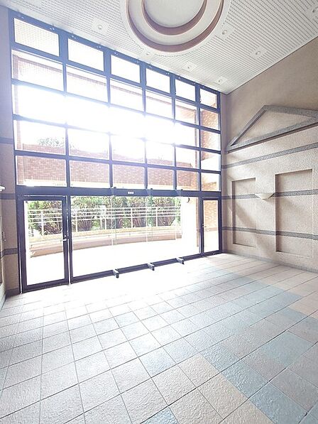 吹き抜けの大窓が開放感をもたらし、心地よい時間が流れるエントランスです