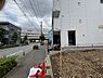 外観：前面道路含む外観