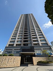 外観:空へと高く伸びる端正なフォルムが、日常に確かな存在感と洗練された印象を与えてくれます 外観:空へと高く伸びる端正なフォルムが、日常に確かな存在感と洗練された印象を与えてくれます
