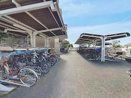 敷地内に駐輪場があります。