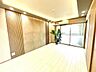 リビング/ダイニング：素材感の異なる壁面が洗練された印象を与え、上質で落ち着いたひとときを演出する空間です 