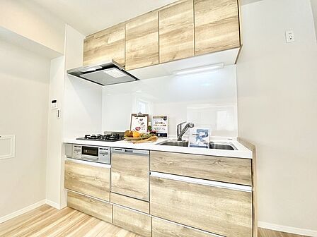 手を伸ばせばそこに収納が。安定した使用感の吊戸棚つきのキッチン空間。