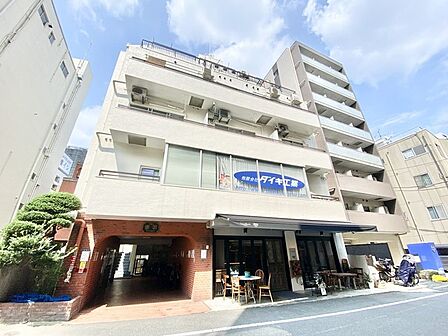 周囲の景色と調和する、心地よい落ち着きを備えた外観。さりげなく個性が光るデザインです。