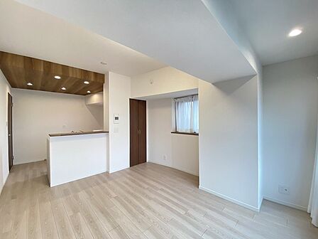 柔らかな色調でまとめられた室内は、シンプルで飽きのこない心地よい調和を感じさせます