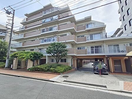 街並みに自然と馴染む、落ち着いた佇まい。穏やかな時間が流れる住環境が日々の暮らしを包み込みます