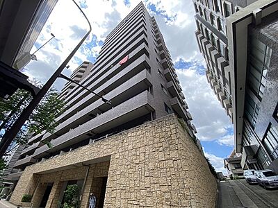 外観:重厚感のある石積み調の基壇部が、街並みに確かな存在感と落ち着きをもたらしています。 外観:重厚感のある石積み調の基壇部が、街並みに確かな存在感と落ち着きをもたらしています。