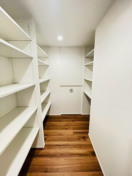 季節物の衣類もスッキリ収納できるウォークインクロゼット。 