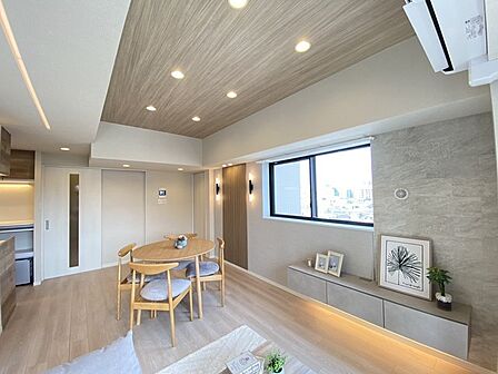 木目の温もりと洗練された質感が調和し、日々の暮らしに心地よいゆとりをもたらす上質な空間。
