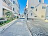 外観：前面道路含む現地写真 
