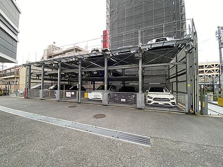 日々の暮らしを支える機能的で整然とした駐車スペースが、快適なカーライフを足元からしっかりとサポートします。