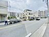 外観：前面道路含む現地写真 