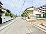 外観：前面道路含む現地写真 