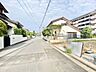 外観：前面道路含む現地写真 
