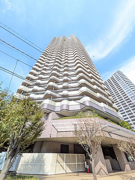 空へ向かって伸びる端正なフォルムが、街の景色に洗練された存在感を添えています