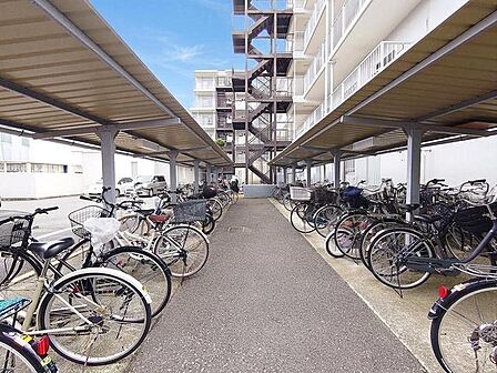 敷地内に駐輪場があります。