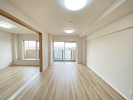 心地よい開放感が広がり、日々の暮らしにゆとりをもたらす穏やかな空間です。