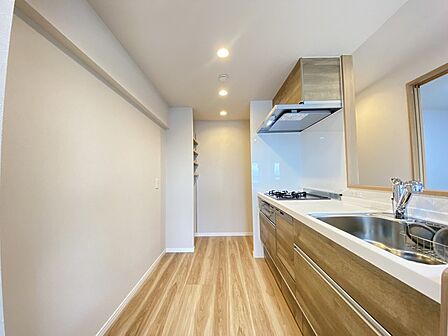 洗練された木目調のデザインが空間に調和し、心地よい時間が流れる落ち着いた空間