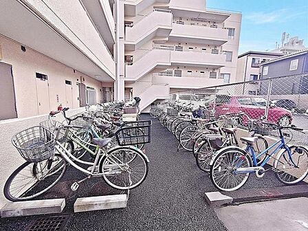 敷地内に駐輪場があります。 