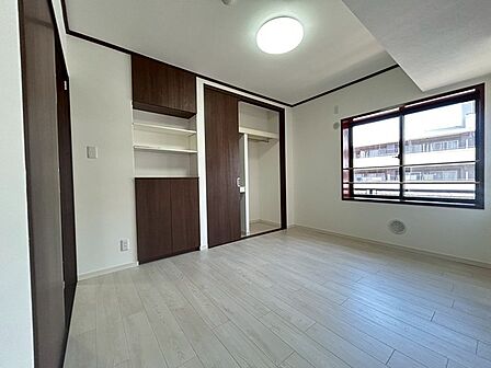 落ち着いた色調の建具がアクセントとなり、心安らぐ静かな時間が流れる洗練された空間です。