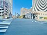 外観：前面道路含む現地写真 
