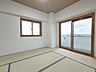 和室：二面採光の窓から心地よい自然光が広がる、すっきりと開放的な空間です 