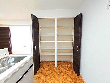 何かとものがあふれやすいリビングに、ちょっと一工夫。うれしい収納空間。 