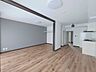 リビング/ダイニング：シックなアクセントクロスが空間を引き締める心地よい広がりを感じる空間