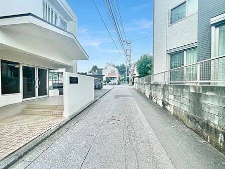 前面道路含む現地写真、エントランス外
