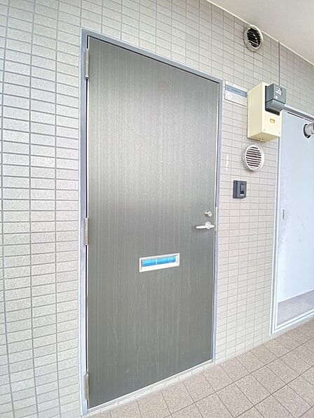 すっきりと整えられたアプローチが日常へと誘う、落ち着いた佇まいの玄関まわりです。
