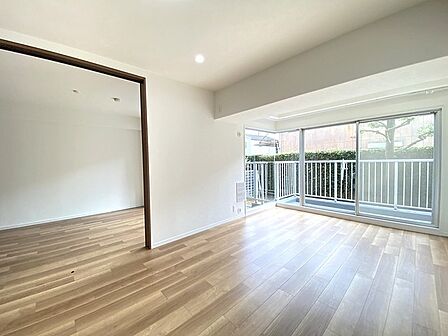 大きな窓から心地よい景色が広がり、開放感と穏やかな空気感に包まれた空間を演出します