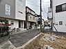 外観：前面道路含む外観