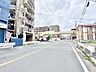 外観：前面道路含む現地写真 