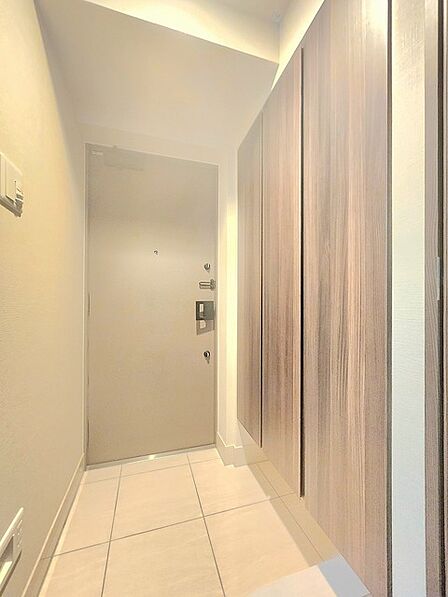 上品な木目が優しく出迎える洗練された空間が心地よいひとときへと誘います