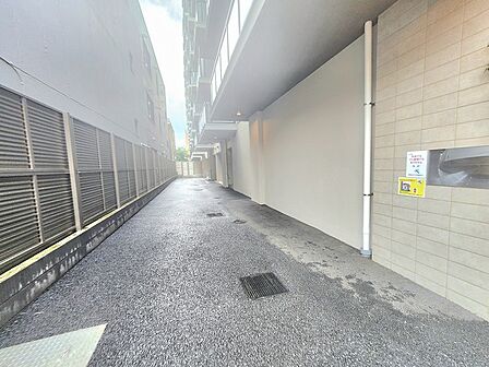 すっきりと整えられた外構が安心感を生む、落ち着きのある佇まいです。