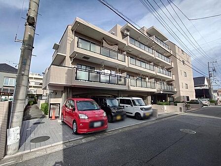 落ち着いた色合いの外観が周辺の街並みに自然と馴染み心地よい日常を予感させます 