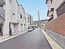 外観：前面道路含む現地写真 
