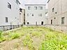 外観：周囲を建物に囲まれながらも空の広がりを感じられる敷地はこれからの暮らしの構想を描き立てる落ち着いた空間です 