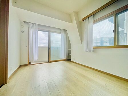 心地よい自然な明るさが広がり開放的な心地よさを感じる空間です 